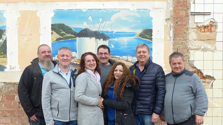 "Den letzten Ouzo" tranken auf den Ruinen des ehemaligen "Karmeliterhof" vor einem idyllischen Bild mit den Schönheiten Griechenlands die Mitglieder des "Ouzo-Stammtisches" Markus Ommert, Marco Heinickel, Maria und Ilias Siafakas, Anna Kourkousoufoglou, Udo Ries und Jürgen Hablowetz.  Foto: Manfred Mellenthin