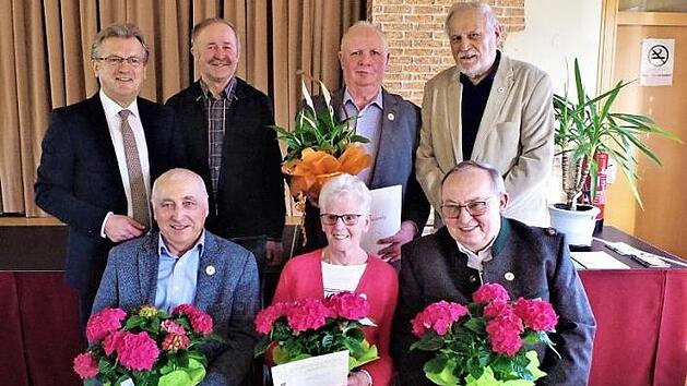 Ehrungen f&uuml;r 50- und 40-j&auml;hrige Treue zum Gartenbauverein Stockheim-Wolfersdorf: Das Bild zeigt von links (hintere Reihe) B&uuml;rgermeister Rainer Detsch, Kreisvorsitzenden Fritz Pohl, Hans Walz und G&uuml;nter Hergenr&ouml;der sowie (untere Reihe) Reinhold M&uuml;ller, Gerda M&uuml;ller und Gerhard Ramming. Foto: Gerd Fleischmannn