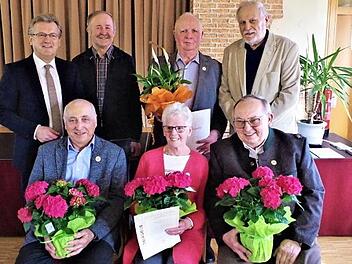 Ehrungen für 50- und 40-jährige Treue zum Gartenbauverein Stockheim-Wolfersdorf: Das Bild zeigt von links (hintere Reihe) Bürgermeister Rainer Detsch, Kreisvorsitzenden Fritz Pohl, Hans Walz und Günter Hergenröder sowie (untere Reihe) Reinhold Müller, Gerda Müller und Gerhard Ramming. Foto: Gerd Fleischmannn