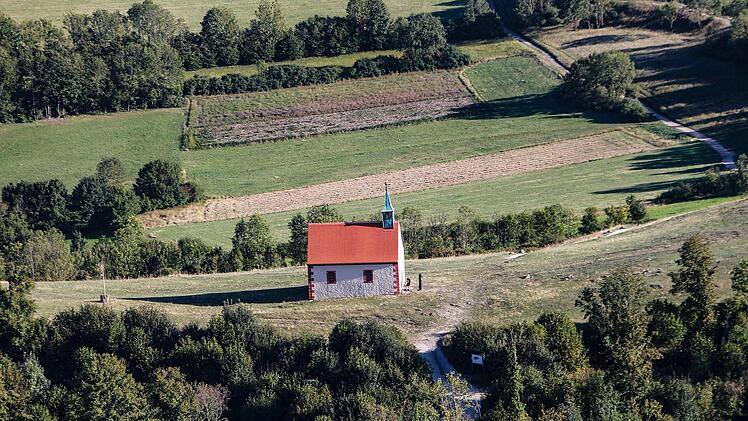Die Ehrenbürg samt Walburgis- Kapelle auf dem Hochplateau ist ein echter Hingucker. Foto: Matthias Hoch