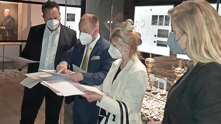 Jakub Witecki (Zweiter von links) überreichte Oberbürgermeister Ingo Lehmann (links) und Museumsleiterin Nina Schipkowski (rechts) im Beisein von Sabine Witecki Radierungen und Kupferstiche zu seinen Vorfahren namens Gutteter. Im Hintergrund funkelt in einem Schaukasten der Pörbitscher Schatz.