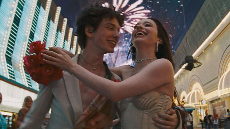 Ivan (Mark Eydelshteyn) und Anora (Mikey Madison) sind frisch verliebt.