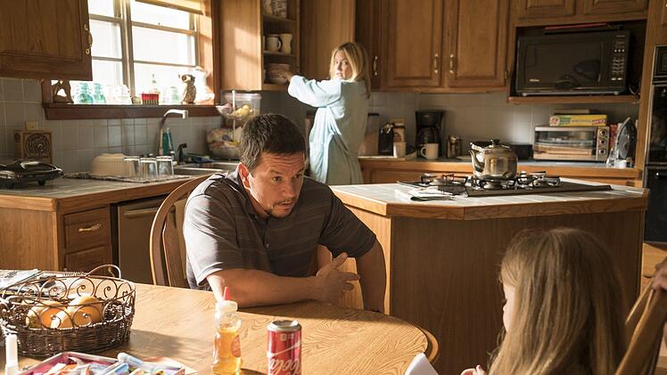 Mike Williams (Mark Wahlberg), Cheftechniker der Deepwater Horizon, verabschiedet sich am Morgen von seiner Familie.