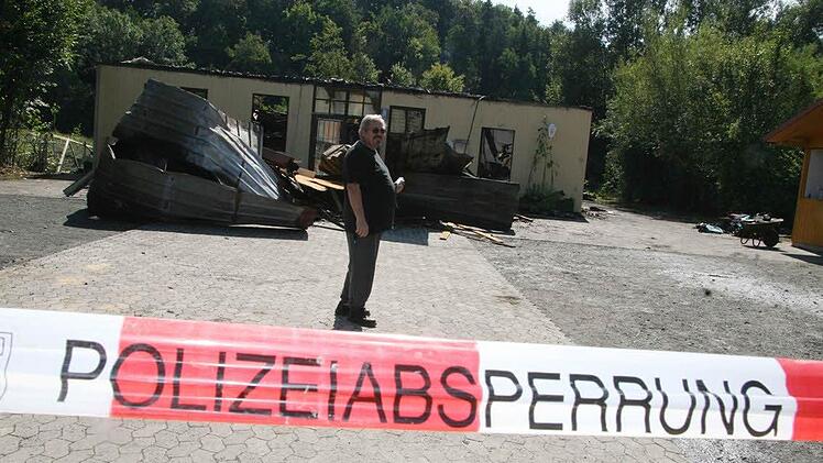 Hans Kaspar schiebt Wache, denn Schaulustige, die von dem Brand in Untersteinacher Schützenhaus gehört haben, kommen zuhauf.