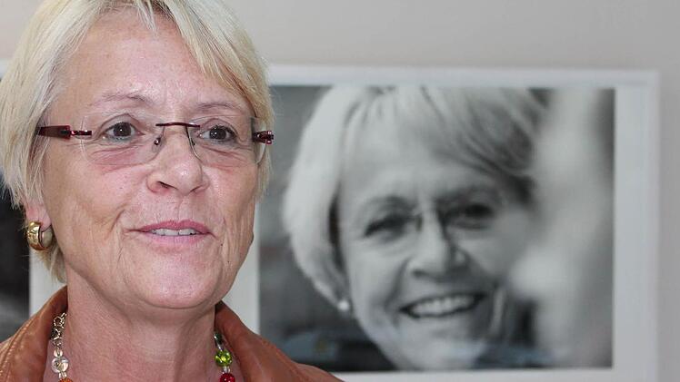 Susanne Kastner vor ihrem Portr&auml;t, das in dem Keller ihrer Wohnung aufgenommen wurde  Foto: Benedikt Borst