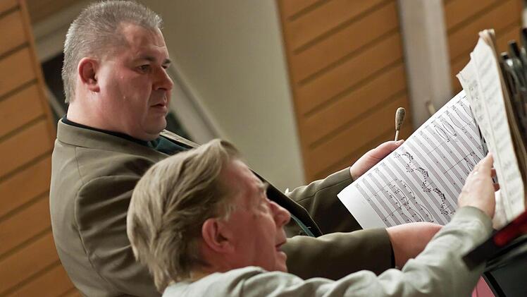 Rolf Otto und Hans-Dieter Bauer bei der Probenarbeit