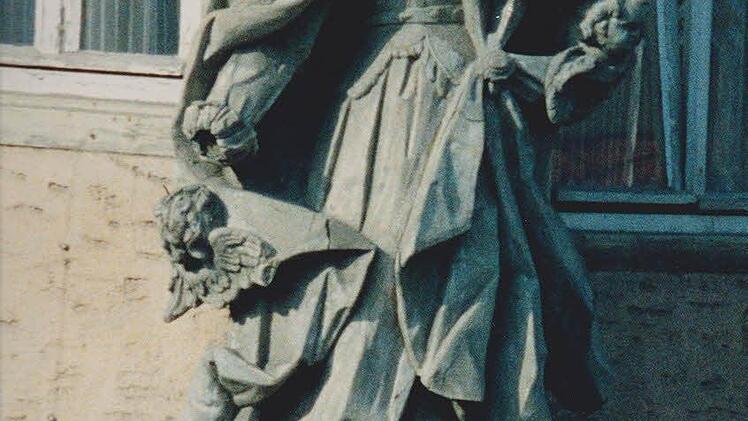 Unter anderem soll diese Steinplastik des Barockbildhauers Johann Joseph Kessler restauriert werden. Vor vielen Jahren war sie einst am Haus Staub in der Martin-Reinhard-Straße. Foto: Hanns Friedrich