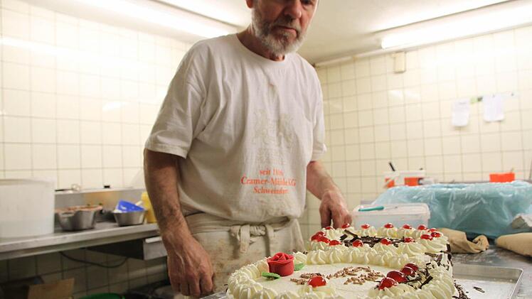 Bäckermeister Ferdinand Vogler im Einsatz in seiner Backstube in Schondra. Foto: Ulrike Müller