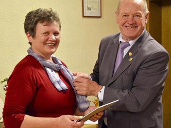 Der Vizepräsident des Fränkischen Sängerbundes, Paul Kolb, steckt Kreszentia (Zenzi) Brehm die Silberne Ehrennadel an.  Foto: kkh