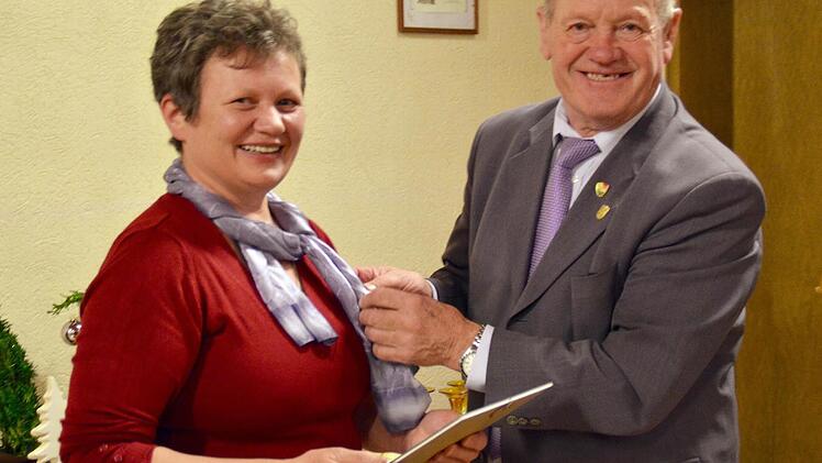 Der Vizepräsident des Fränkischen Sängerbundes, Paul Kolb, steckt Kreszentia (Zenzi) Brehm die Silberne Ehrennadel an.  Foto: kkh