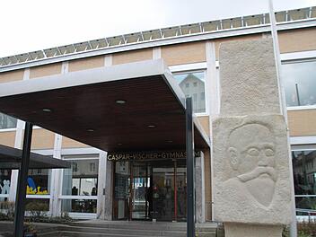 Die Sanierung eines Teils der Fassade am Caspar-Vischer-Gymnasium ist nur eine der zahlreichen Baumaßnahmen, die der Landkreis 2016 an den Schulen tätigt. Foto: Jürgen Gärtner
