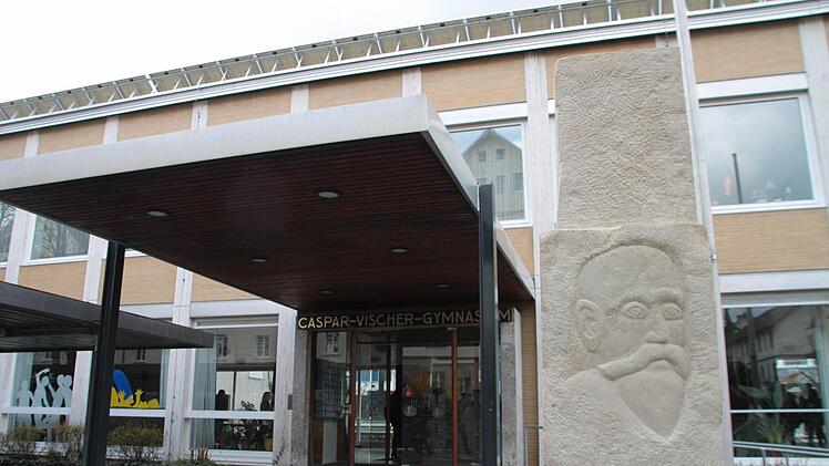 Die Sanierung eines Teils der Fassade am Caspar-Vischer-Gymnasium ist nur eine der zahlreichen Baumaßnahmen, die der Landkreis 2016 an den Schulen tätigt. Foto: Jürgen Gärtner