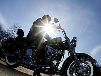 Die Sonne soll zwar ein paar Stunden scheinen, aber zur Motorrad-Sternfahrt am kommenden Wochenende soll es kalt werden in Kulmbach. Auch mit Regen ist zu rechnen. Foto: Symbolbild Roland Weihrauch/dpa