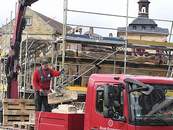 Das Mauerwerk der alten Sterzersmühle in Bamberg wird mit ungewöhnlich großem Aufwand abgetragen. Foto: Matthias Hoch