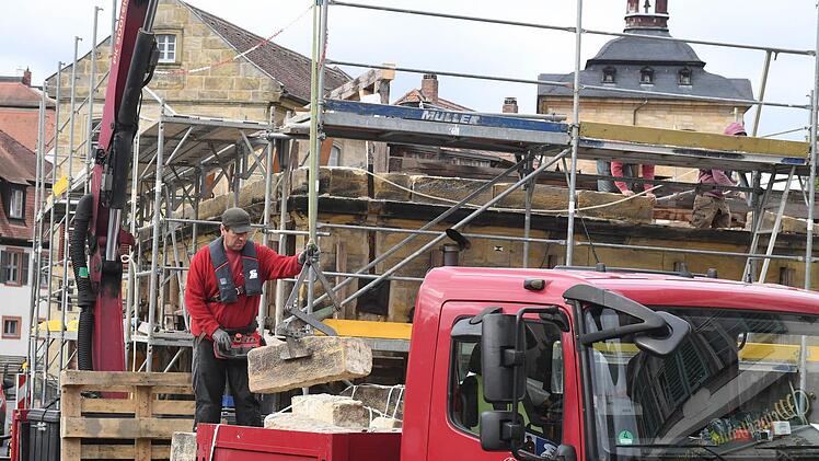 Das Mauerwerk der alten Sterzersmühle in Bamberg wird mit ungewöhnlich großem Aufwand abgetragen. Foto: Matthias Hoch