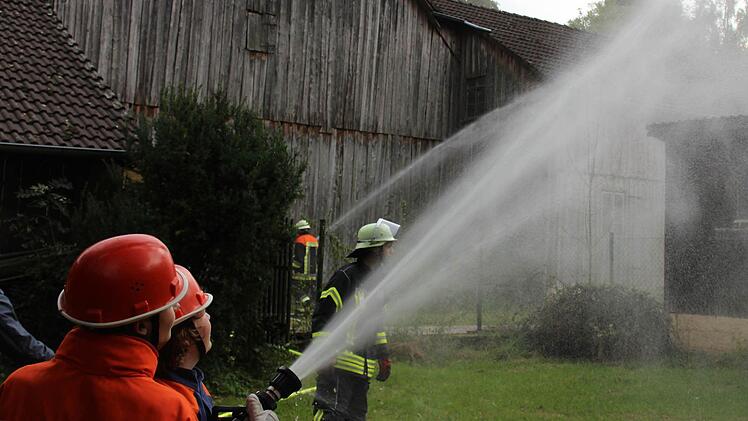 Der "brennende" Hühnerstall wurde von den jungen Einsatzkräften unter Wasser genommen, um das Übergreifen auf benachbarte Gebäude zu verhindern.