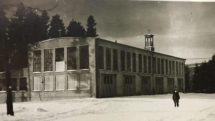 In front oft he church at Wildflecken DP camp: Heute ist es eine Fahrzeughalle, 1945 war es eine Kirche. Rechts steht der fünfjährige Chester.  Renee Triemstra