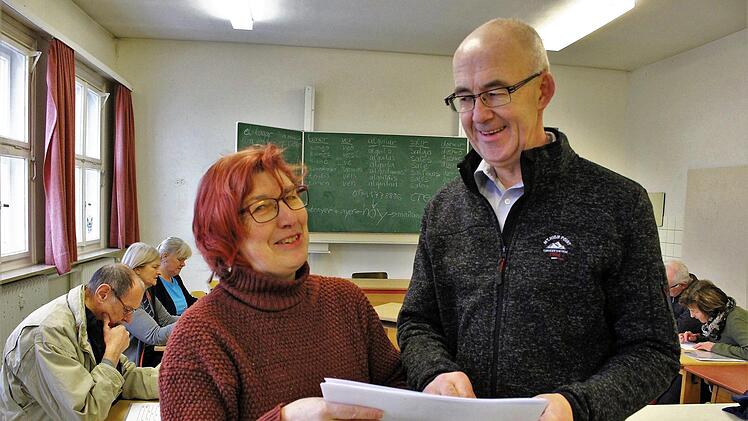 Frensdorfs Bürgermeister Jakobus Kötzner mit der Seniorenbeauftragten Michaela Heintz-Seeberger in der Herrnsdorfer Schule.