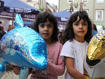 Die Schwestern Sinab und Samira sind aus Detter zum Stadtfest gekommen. Foto: Ulrike Müller