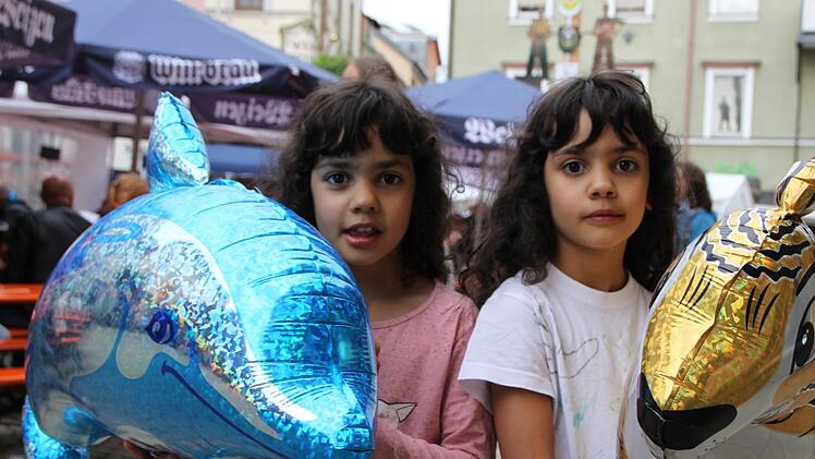 Die Schwestern Sinab und Samira sind aus Detter zum Stadtfest gekommen. Foto: Ulrike Müller