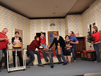 Die Laienschauspieler beim Proben. Hier sind (von links) Karl-Otto Edelstein (alias Michael Kalb), Agathe Edelstein (Claudia Kluge), Martha Strecker (Silke Feyler), Theo M&uuml;ller (Wieland Zapf), Anton Maier (Harald Winkler-Braasch), Rita Maier (Katrin John), Sabine Bauer (Jeanette Kluge), Markus Maier (Carsten Sch&auml;fer) und Souffleuse Annett Hoffarth, die bei der Probe als Statistin mitwirkte, im Einsatz.Alexandra Kemnitzer