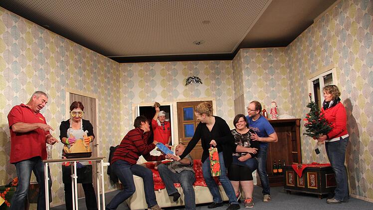 Die Laienschauspieler beim Proben. Hier sind (von links) Karl-Otto Edelstein (alias Michael Kalb), Agathe Edelstein (Claudia Kluge), Martha Strecker (Silke Feyler), Theo M&uuml;ller (Wieland Zapf), Anton Maier (Harald Winkler-Braasch), Rita Maier (Katrin John), Sabine Bauer (Jeanette Kluge), Markus Maier (Carsten Sch&auml;fer) und Souffleuse Annett Hoffarth, die bei der Probe als Statistin mitwirkte, im Einsatz.Alexandra Kemnitzer