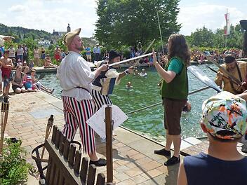 Peter Pan wird von den Piraten des Captains Hook festgenommen.  Foto: Thomas Weichert