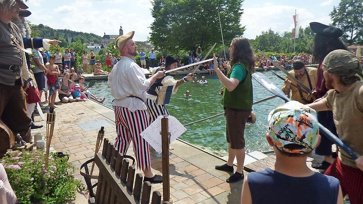 Peter Pan wird von den Piraten des Captains Hook festgenommen.  Foto: Thomas Weichert
