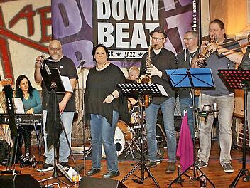 Schwarz, stark und heftig - so klingt die Musik der Gruppe "Downbeat". Am Samstag, 19. Oktober, heizt das Ensemble im "TECnet Zentrum" des Kleinkunstvereins "TECnet Obermain" in Burkersdorf den Fans mit Funk, Soul und Jazzrock ein.  Foto: privat