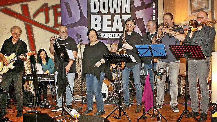 Schwarz, stark und heftig - so klingt die Musik der Gruppe "Downbeat". Am Samstag, 19. Oktober, heizt das Ensemble im "TECnet Zentrum" des Kleinkunstvereins "TECnet Obermain" in Burkersdorf den Fans mit Funk, Soul und Jazzrock ein.  Foto: privat