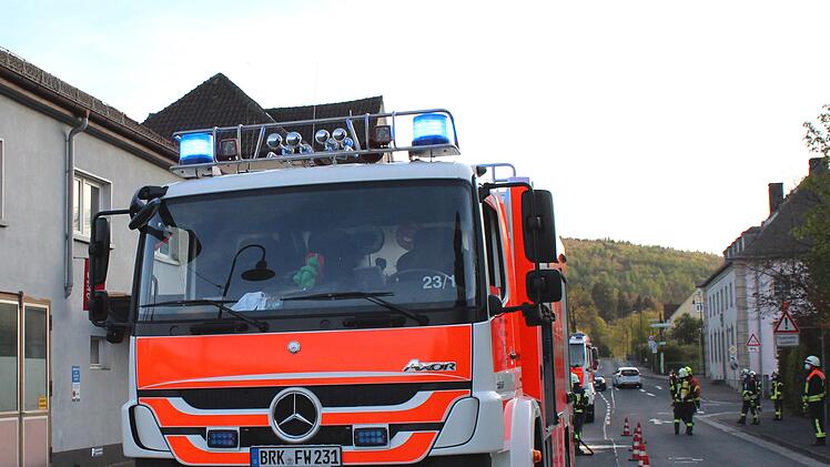 Die Bad Brückenauer Feuerwehr konnte einen Traktorbrand in der Bahnhofstraße schnell löschen. Foto: Sebastian Gerr