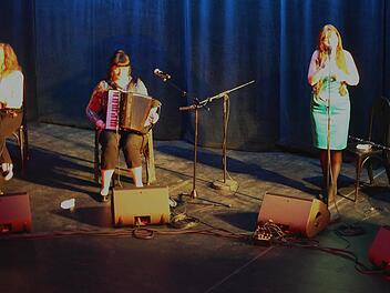 Mitreißende keltische Folkmusik beim Winterzauber im Kurtheater.