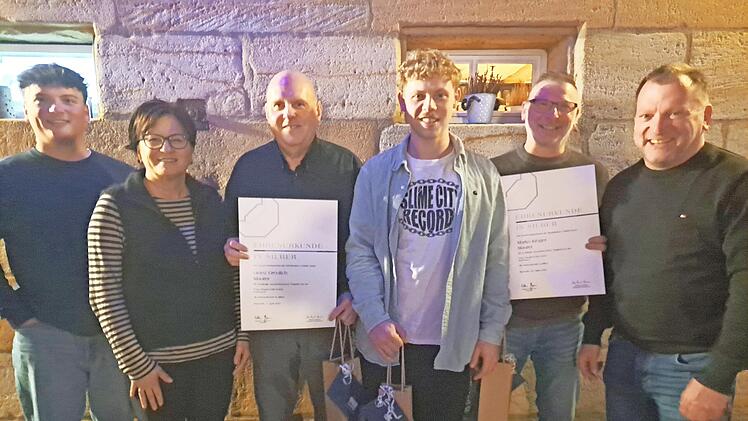 Das Foto zeigt (von links) Junior-Chef Leo Popp, Chefin Bianca Popp, Heinz Greulich, Paul M&uuml;nch, Marko Kr&uuml;ger und Hannes Popp.