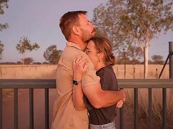Gut, dass sich das Landleute-Paar gegenseitig Halt geben kann.