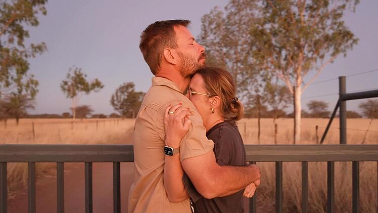 Gut, dass sich das Landleute-Paar gegenseitig Halt geben kann.