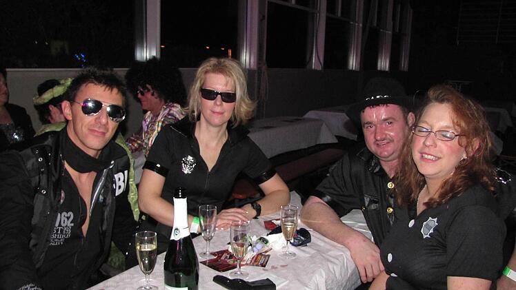 Schwarz: Die zwei Holgers sowie Susi und Nicole haben sich auf eine lange Faschingsnacht eingestimmt.