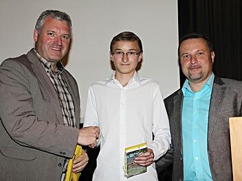 Den besten "Quali" schaffte Markus Martin. Der Schulverbandsvorsitzende, Bürgermeister Jürgen Hennemann (links), gratulierte zu der beachtlichen Leistung. Mit ihm freut sich Rektor Philipp Arnold (rechts). Foto: Helmut Will