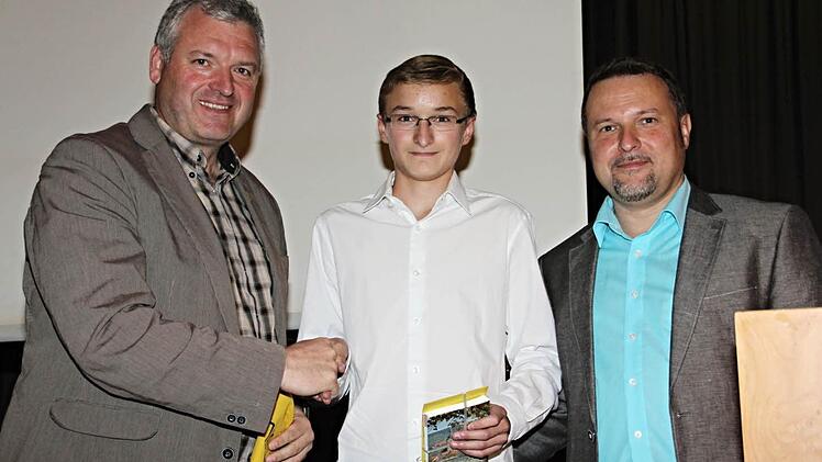 Den besten "Quali" schaffte Markus Martin. Der Schulverbandsvorsitzende, Bürgermeister Jürgen Hennemann (links), gratulierte zu der beachtlichen Leistung. Mit ihm freut sich Rektor Philipp Arnold (rechts). Foto: Helmut Will