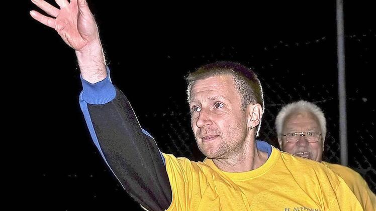 Perfekte Wurfhaltung: Brian Müller; im Hintergrund Gerhard Appel. Foto: Gerd Schaar