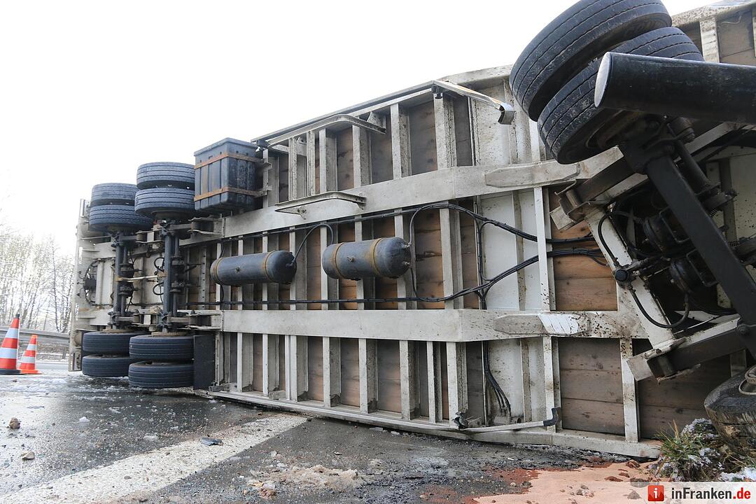 Lkw-Unfall auf A70: Bagger kippt auf Fahrbahn