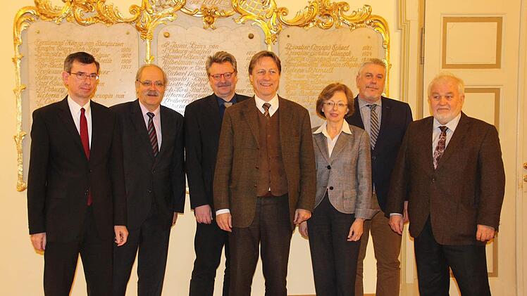 Historiker mit Oberbürgermeister (von links): Ralf Stremmel (Historisches Archiv Krupp), Gert Melville (Kommissionssprecher), Dieter Ziegler (Lehrstuhlinhaber Wirtschafts- und Unternehmensgeschichte an der Ruhr-Universität Bochum), Michael Stephan (Direktor des Stadtarchivs München), Margit Ksoll-Marcon (Generaldirektorin der Staatlichen Archive Bayerns), OB Norbert Tessmer, Jürgen Kocka (Leibnitzpreisträger). Andreas Wirsching, Direktor des Instituts für Zeitgeschichte, konnte wegen Probleme...