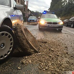 Unwetter in Mittelfranken: Überschwemmung, Blitzschlag, Straßenschäden