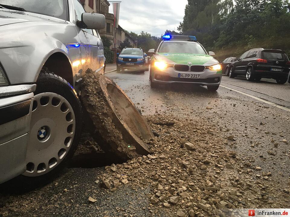 Unwetter in Mittelfranken: Überschwemmung, Blitzschlag, Straßenschäden
