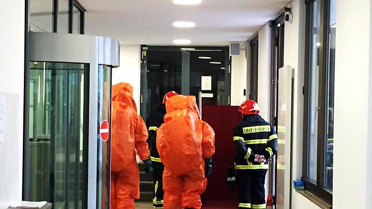 Feuerwehrleute in Chemikalien-Schutzanzügen stellten die verdächtige Substanz sicher. Foto: Katja Nauer