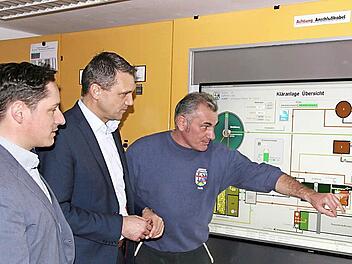 Andreas Zacherl vom GBI Herzogenaurach, Bürgermeister Ludwig Wahl un d der technische Leiter der Gemeinde Röttenbach, Heinz Weber, (von links) schauen sich in der Kläranlage den Weg des Abwassers auf einer Schalttafel an. Foto: Sylvia Hubele
