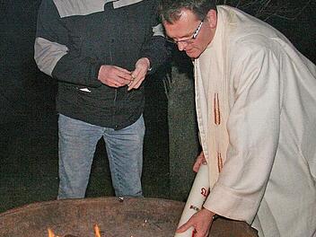 Alles richtig gemacht: Pfarrer Wolfgang Oertel entzündete am Osterfeuer in einer Feuerschale die große Kerze - und hatte das Feuer vorher bei der Gemeinde angemeldet. Foto: Archiv/Sonny Adam