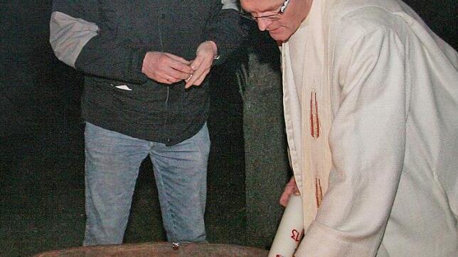 Alles richtig gemacht: Pfarrer Wolfgang Oertel entzündete am Osterfeuer in einer Feuerschale die große Kerze - und hatte das Feuer vorher bei der Gemeinde angemeldet. Foto: Archiv/Sonny Adam