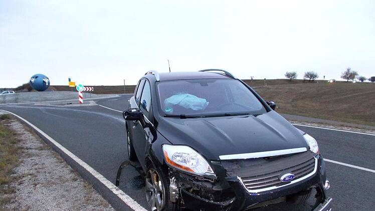 Der Fahrer dieses Wagens musste nach seiner schlimmen Fahrt über den Kreisverkehr bei Einberg ins Krankenhaus gebracht werden, weil er sich verletzt hatte. Foto: Michael Stelzner