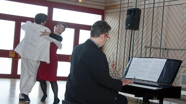 Cornelia Schmid und Christian Kaltenhäuser wagten ein Tänzchen.   Foto: Richard Sänger