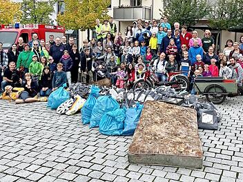 Auch eine Matratze wurde von den Umweltsch&uuml;tzern in Neunkirchen aufgesammelt.